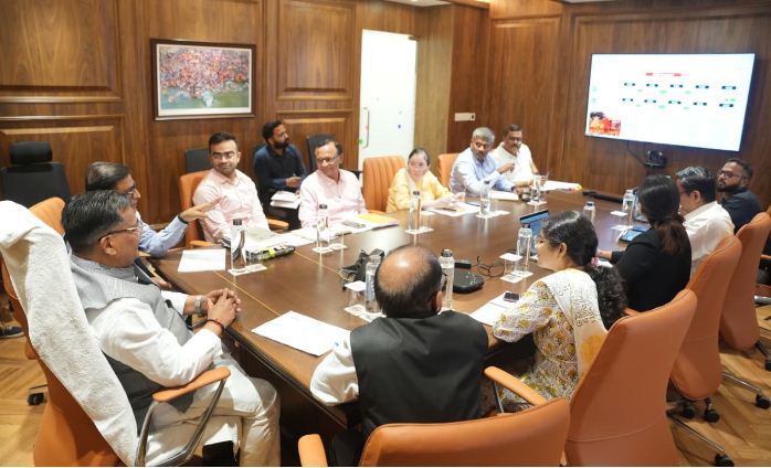 विभागीय अधिकारियों के साथ बैठक करते मंत्री जयवीर सिंह विभागीय अधिकारियों के साथ बैठक करते मंत्री जयवीर सिंह