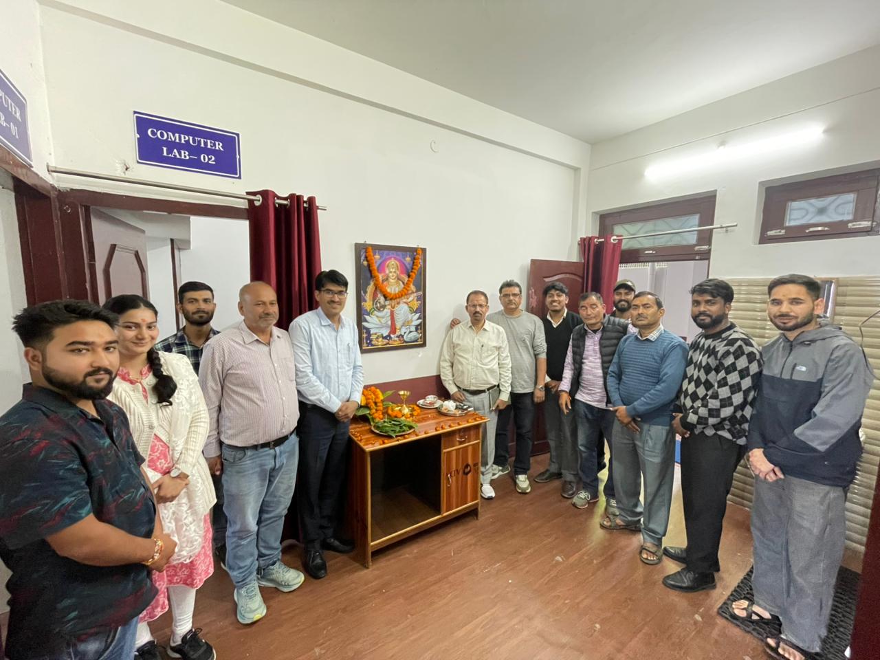 पौड़ी में खुला ईशा फाउंडेशन निशुल्क कोचिंग सेंटर का शुभारंभ अवसर पर मौजूद एसडीम व अन्य अतिथि पौड़ी में खुला ईशा फाउंडेशन निशुल्क कोचिंग सेंटर का शुभारंभ अवसर पर मौजूद एसडीम व अन्य अतिथि