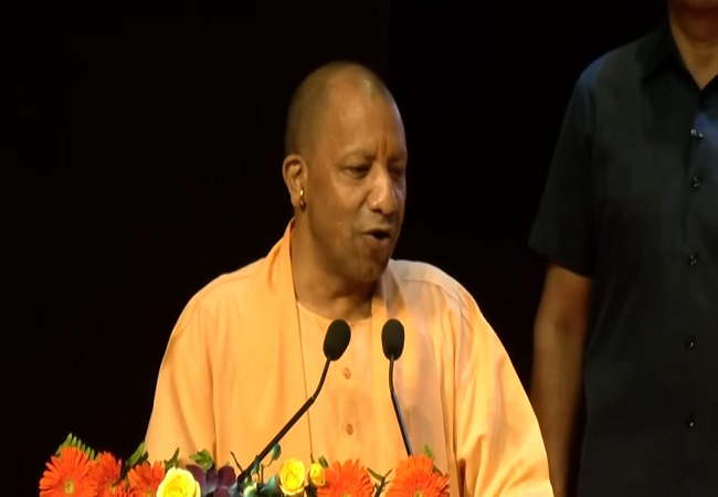 कार्यक्रम को संबोधित करते सीएम योगी कार्यक्रम को संबोधित करते सीएम योगी