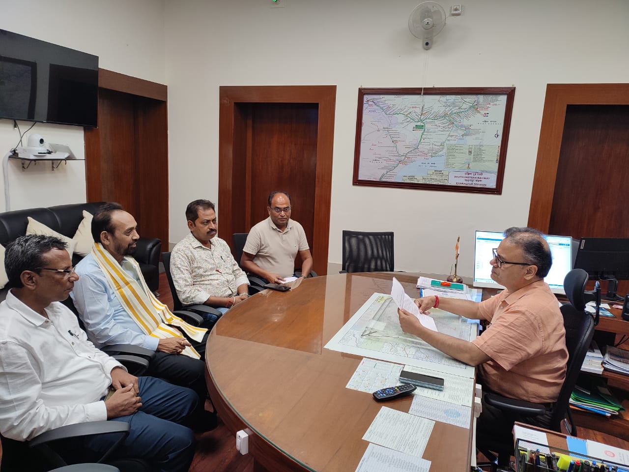सांसद विद्युत वरण महतो खड़गपुर डीआरएम से भेट सांसद विद्युत वरण महतो खड़गपुर डीआरएम से भेट