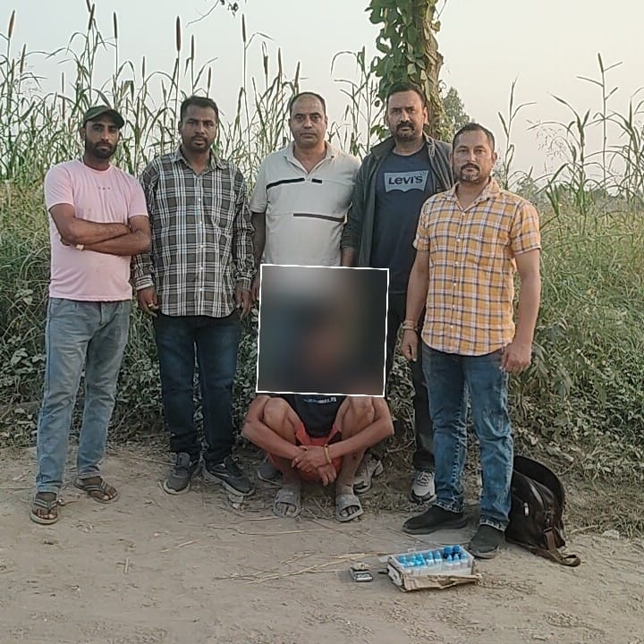 चिट्टे के साथ पकड़ा गया आरोपी पुलिस टीम के साथ। चिट्टे के साथ पकड़ा गया आरोपी पुलिस टीम के साथ।