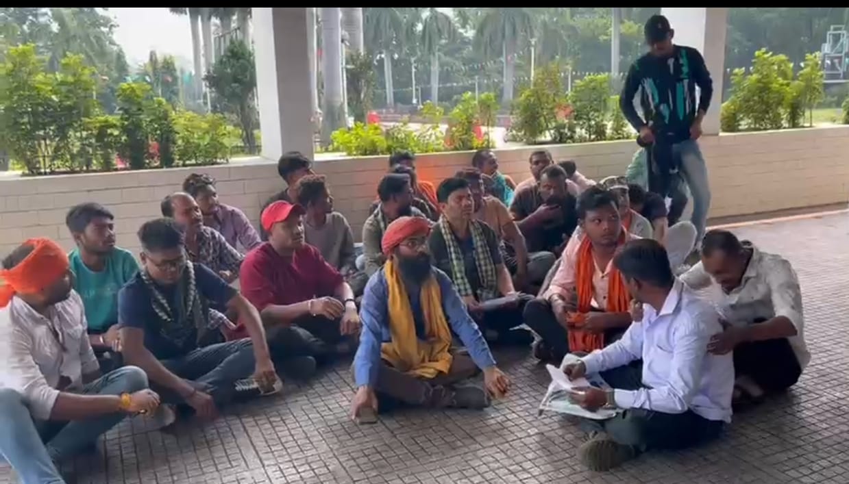 एसईसीएल आफिस के समाने धरने पर बैठे ड्राइवर एसईसीएल आफिस के समाने धरने पर बैठे ड्राइवर