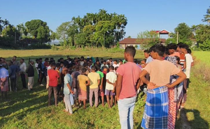 घटनास्थल पर वन विभाग और स्थानीय लोगों की भीड़ घटनास्थल पर वन विभाग और स्थानीय लोगों की भीड़