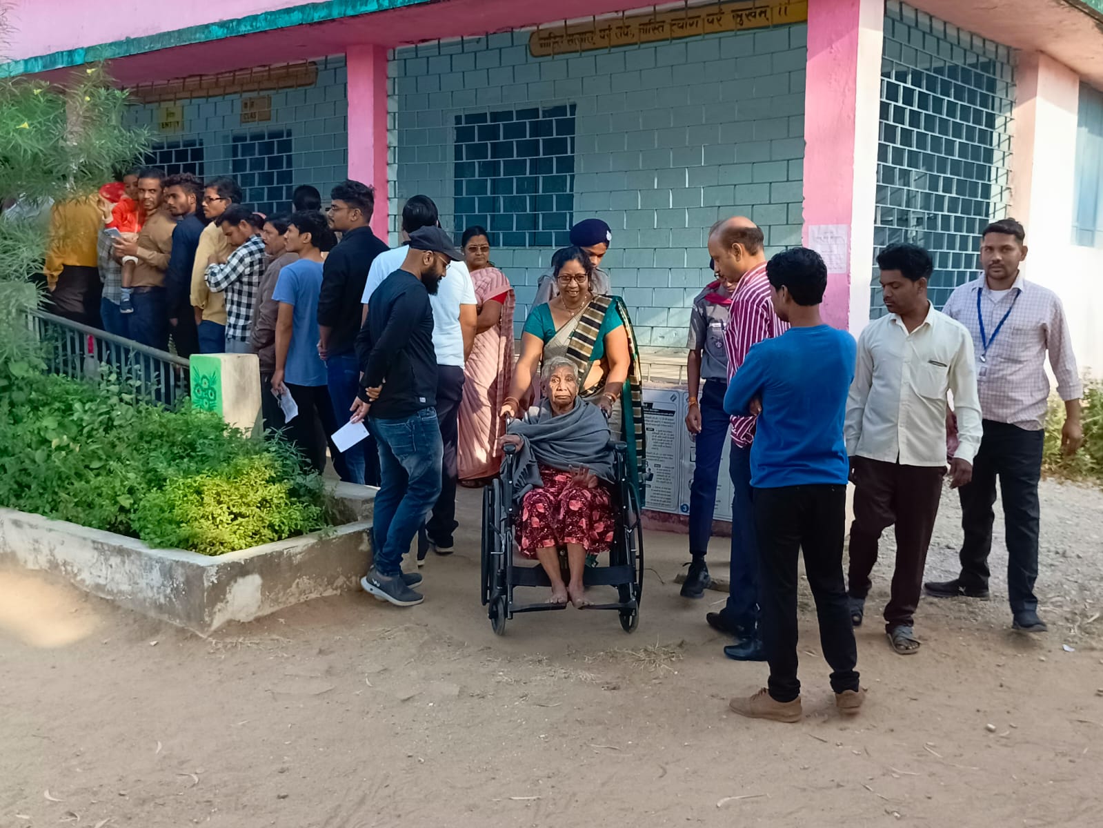 मतदान केन्द्र में मतदान के लिए खड़े हुए मतदाता। फाईल मतदान केन्द्र में मतदान के लिए खड़े हुए मतदाता। फाईल