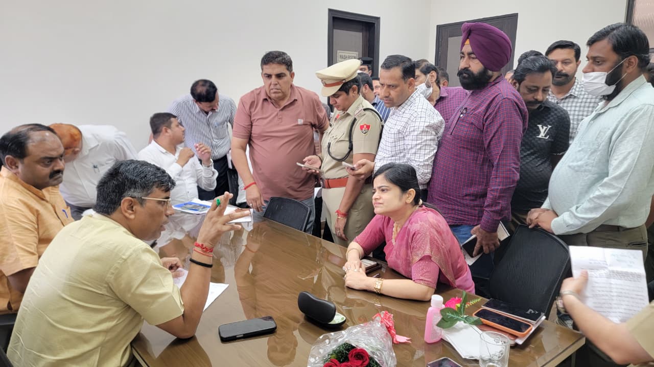 भाजपा कार्यालय में लोगों की समस्याएं सुनते शिक्षा मंत्री महिपाल ढांडा। भाजपा कार्यालय में लोगों की समस्याएं सुनते शिक्षा मंत्री महिपाल ढांडा।