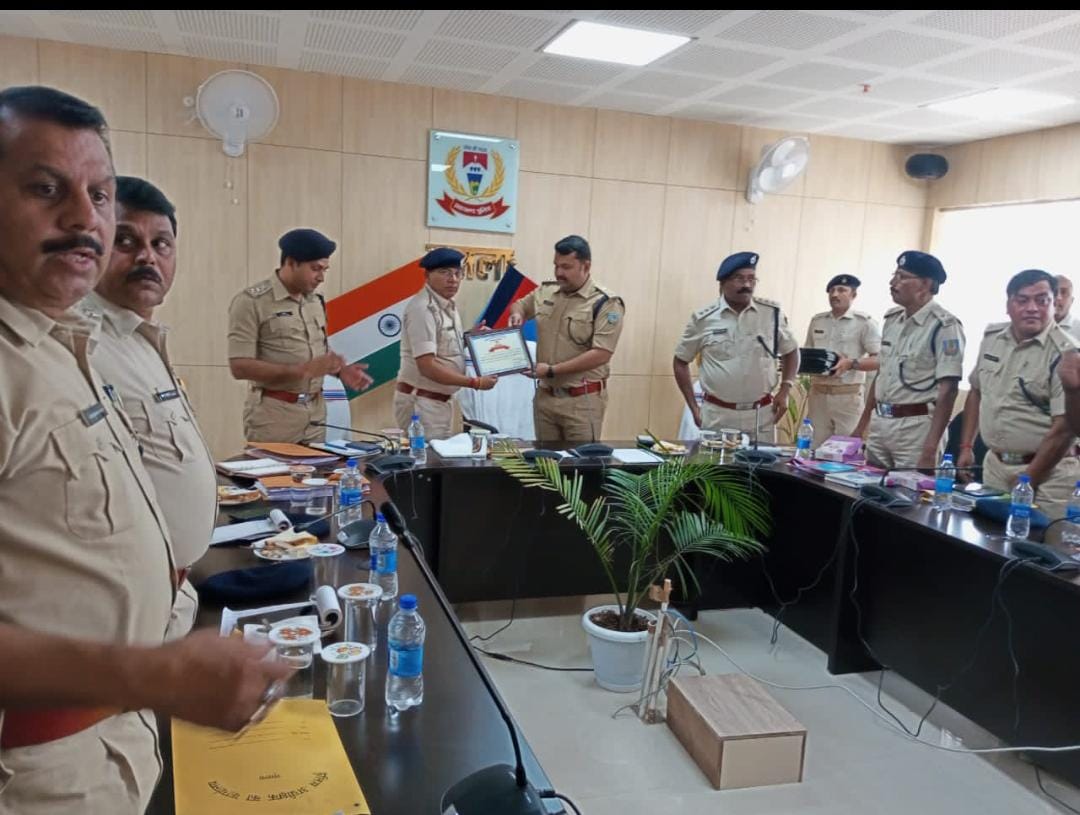 बैठक में शामिल पुलिसकर्मी समेत अन्य बैठक में शामिल पुलिसकर्मी समेत अन्य