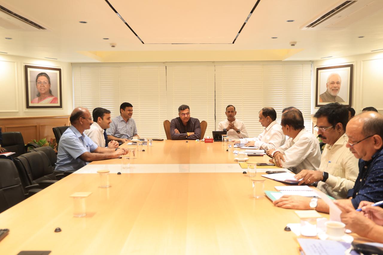 सीवर परियोजनाओं को लेकर दिल्ली जल बोर्ड के अधिकारियों के साथ समीक्षा बैठक करते मंत्री रविेंद्र इंद्राज और प्रवेश साहिब सिंह सीवर परियोजनाओं को लेकर दिल्ली जल बोर्ड के अधिकारियों के साथ समीक्षा बैठक करते मंत्री रविेंद्र इंद्राज और प्रवेश साहिब सिंह