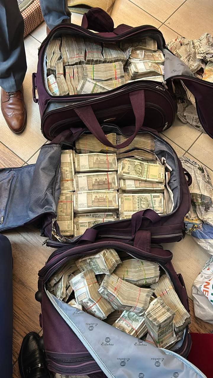 सीबीआई द्वारा बरामद नकदी जिसे बैग में भरकर रखा गया था।