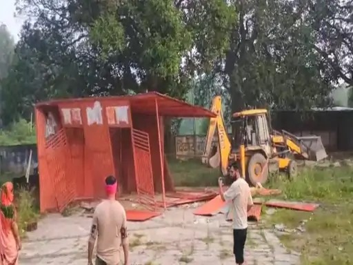 शिवरीनारायण में अतिक्रमण पर चला प्रशासन का बुलडोजर, मदरसा और गौ माता औषधालय का निर्माण हटाया गया शिवरीनारायण में अतिक्रमण पर चला प्रशासन का बुलडोजर, मदरसा और गौ माता औषधालय का निर्माण हटाया गया