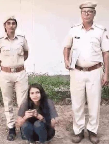 गुरुग्राम पुलिस की गिरफ्त में लुटेरी दुल्हन काजल। गुरुग्राम पुलिस की गिरफ्त में लुटेरी दुल्हन काजल।