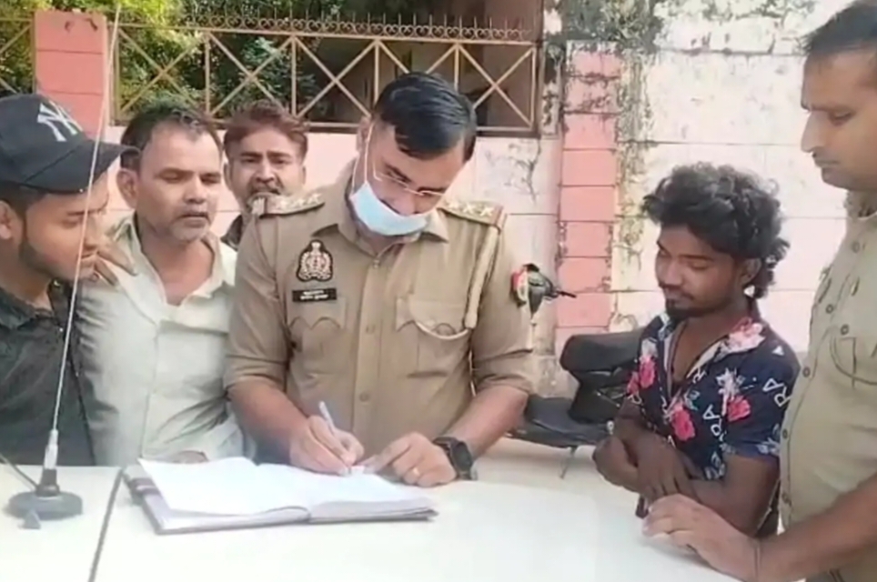 अस्पताल में मौजूद पुलिस अस्पताल में मौजूद पुलिस