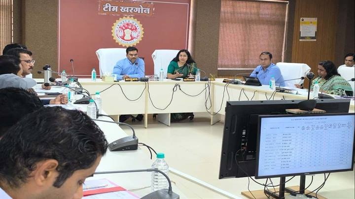 खरगोन जिले में हुई समीक्षा बैठक