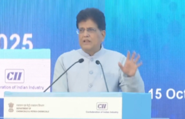 रसायन एवं पेट्रोरसायन उद्योग के प्रतिनिधियों को संबोधित करते पीयूष गोयल रसायन एवं पेट्रोरसायन उद्योग के प्रतिनिधियों को संबोधित करते पीयूष गोयल