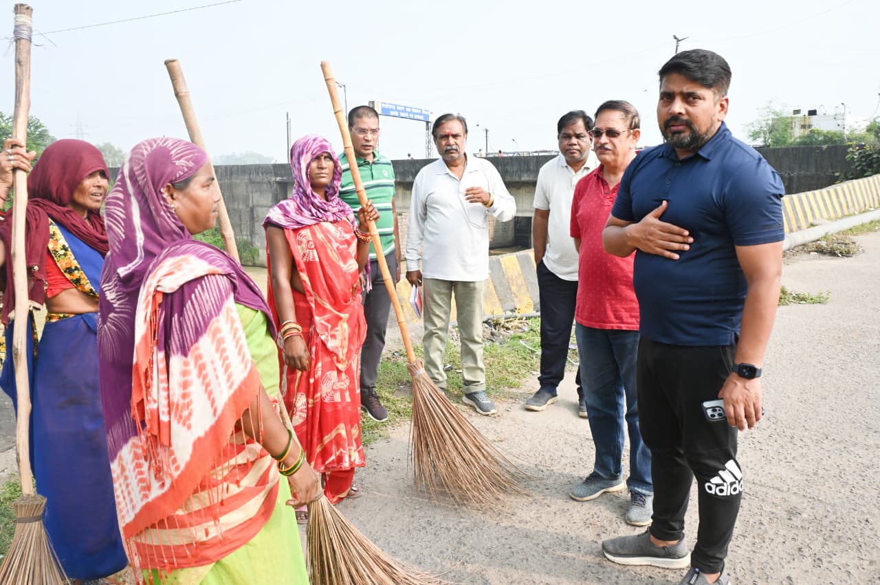दिल्ली क्षेत्र में सफाई कार्यो का निरीक्षणकरते आयुक्तदिल्ली क्षेत्र में सफाई कार्यो का निरीक्षण करते आयुक्त दिल्ली क्षेत्र में सफाई कार्यो का निरीक्षणकरते आयुक्तदिल्ली क्षेत्र में सफाई कार्यो का निरीक्षण करते आयुक्त