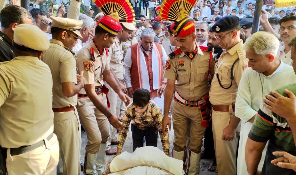 मृतक एएसआई संदीप को अंतिम बार देखते हुए बेटा विहान। मृतक एएसआई संदीप को अंतिम बार देखते हुए बेटा विहान।
