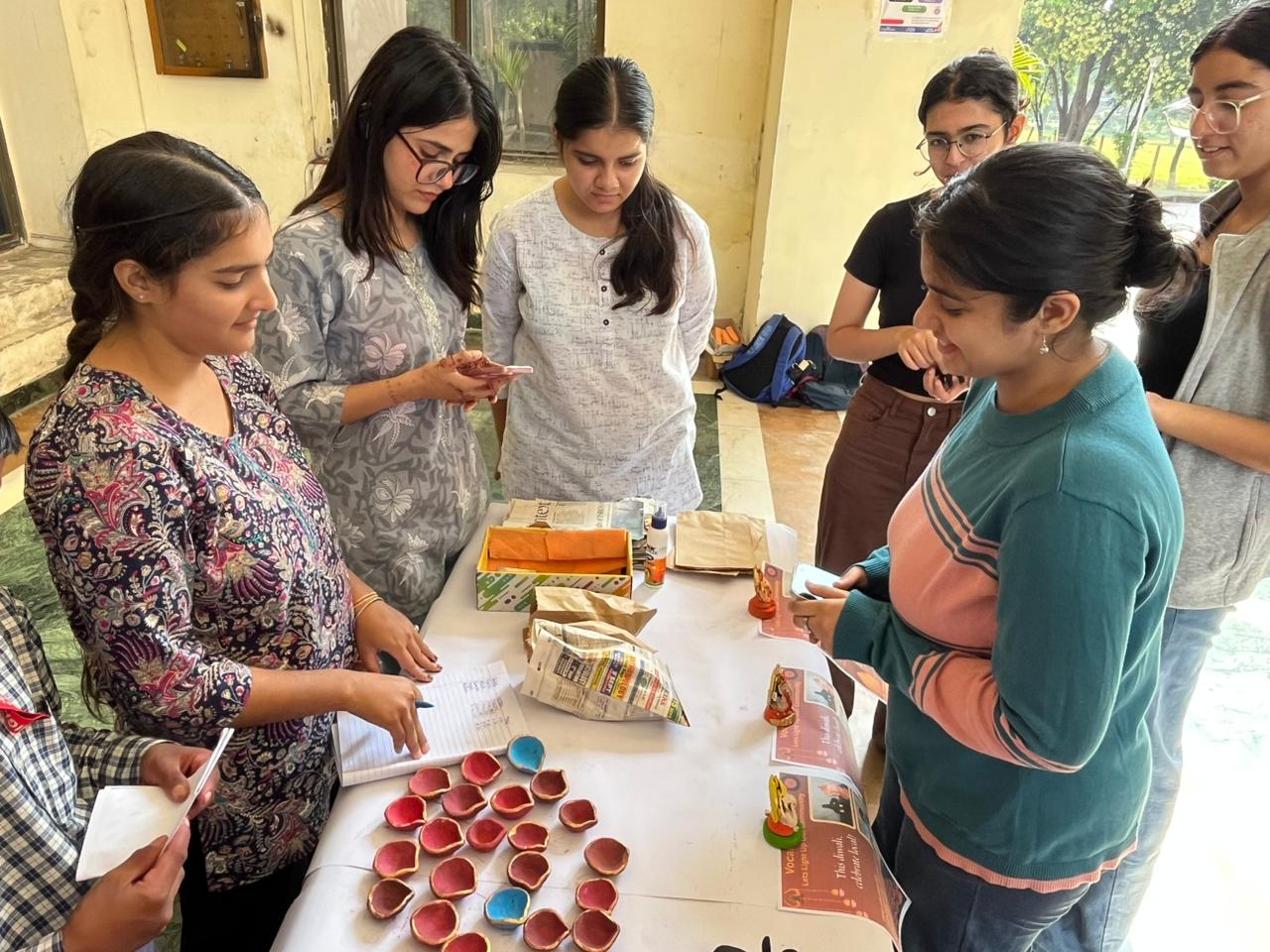एसएमवीडीयू में वोकल फॉर लोकल कार्यक्रम आयोजित, आठवीं कक्षा के छात्र मोहिंदर के हस्तनिर्मित दीये बने आकर्षण का केंद्र एसएमवीडीयू में वोकल फॉर लोकल कार्यक्रम आयोजित, आठवीं कक्षा के छात्र मोहिंदर के हस्तनिर्मित दीये बने आकर्षण का केंद्र
