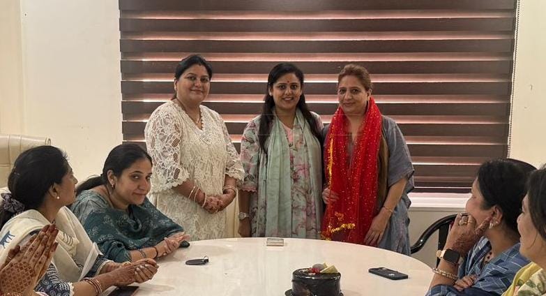 भाजपा महिला मोर्चा ने जम्मू-कश्मीर को वैश्विक पहचान दिलाने के लिए डॉ. अरविंदर कौर को किया सम्मानित भाजपा महिला मोर्चा ने जम्मू-कश्मीर को वैश्विक पहचान दिलाने के लिए डॉ. अरविंदर कौर को किया सम्मानित