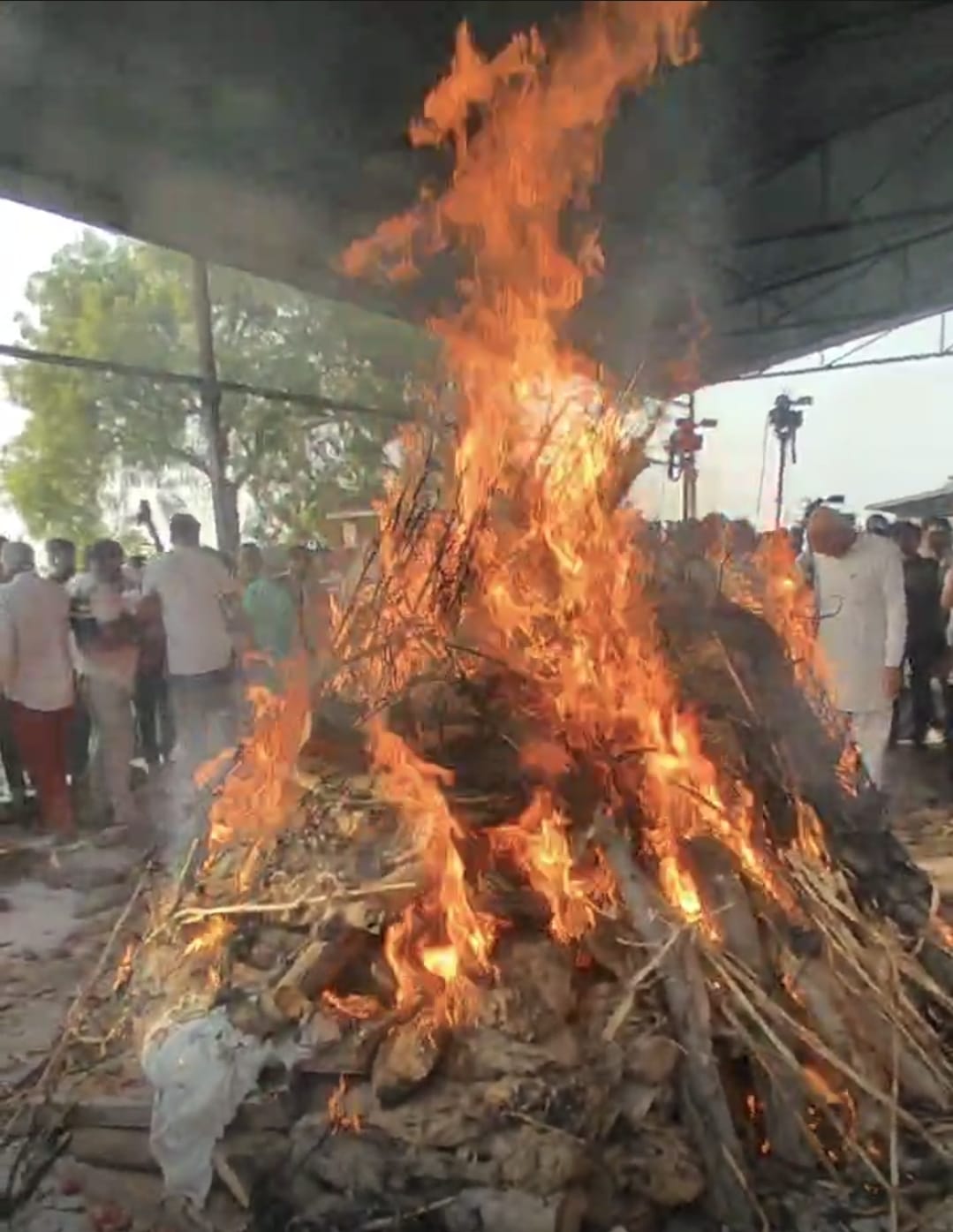 पंचतत्व में विलीन होता मृतक एएसआई संदीप का शव पंचतत्व में विलीन होता मृतक एएसआई संदीप का शव