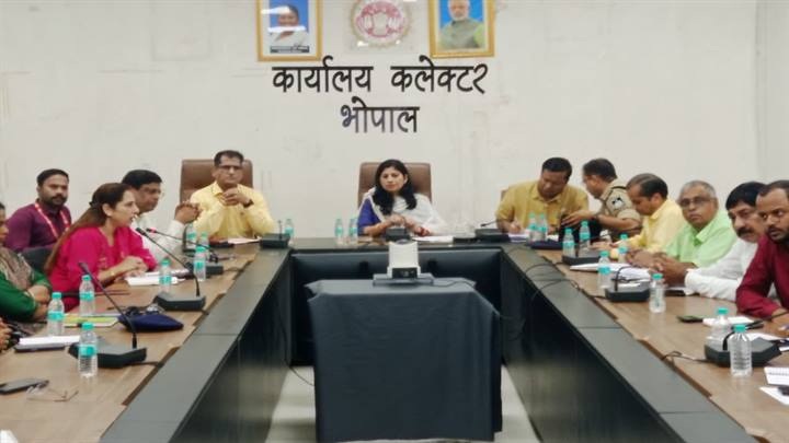 कलेक्टर कार्यालय के सभाकक्ष में भिक्षावृत्ति उन्मूलन हेतु बैठक