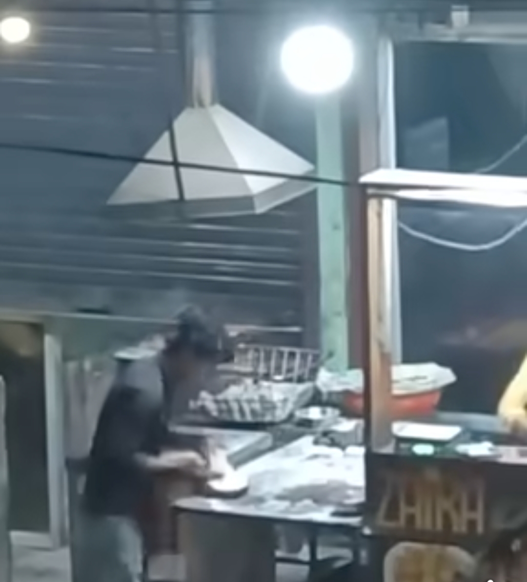 रेस्टोरेंट में थूक लगाकर तंदूरी रोटी बना रहा था मुस्लिम कारीगर रेस्टोरेंट में थूक लगाकर तंदूरी रोटी बना रहा था मुस्लिम कारीगर