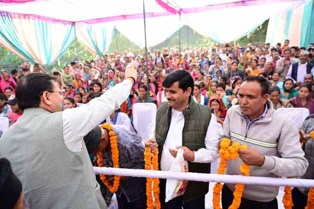 कुमांऊ क्षेत्र की एक जनसभा में लाेगाें का अभिवादन करते मुख्यमंत्री धामी। कुमांऊ क्षेत्र की एक जनसभा में लाेगाें का अभिवादन करते मुख्यमंत्री धामी।