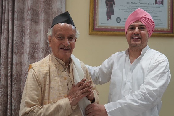 पूर्व राज्यपाल भगत सिंह कोश्यारी दरबार साहिब के सज्जादे गद्दी नशीन श्रीमहंत देवेन्द्र दास महाराज से शिष्टाचार भेंट करते। पूर्व राज्यपाल भगत सिंह कोश्यारी दरबार साहिब के सज्जादे गद्दी नशीन श्रीमहंत देवेन्द्र दास महाराज से शिष्टाचार भेंट करते।