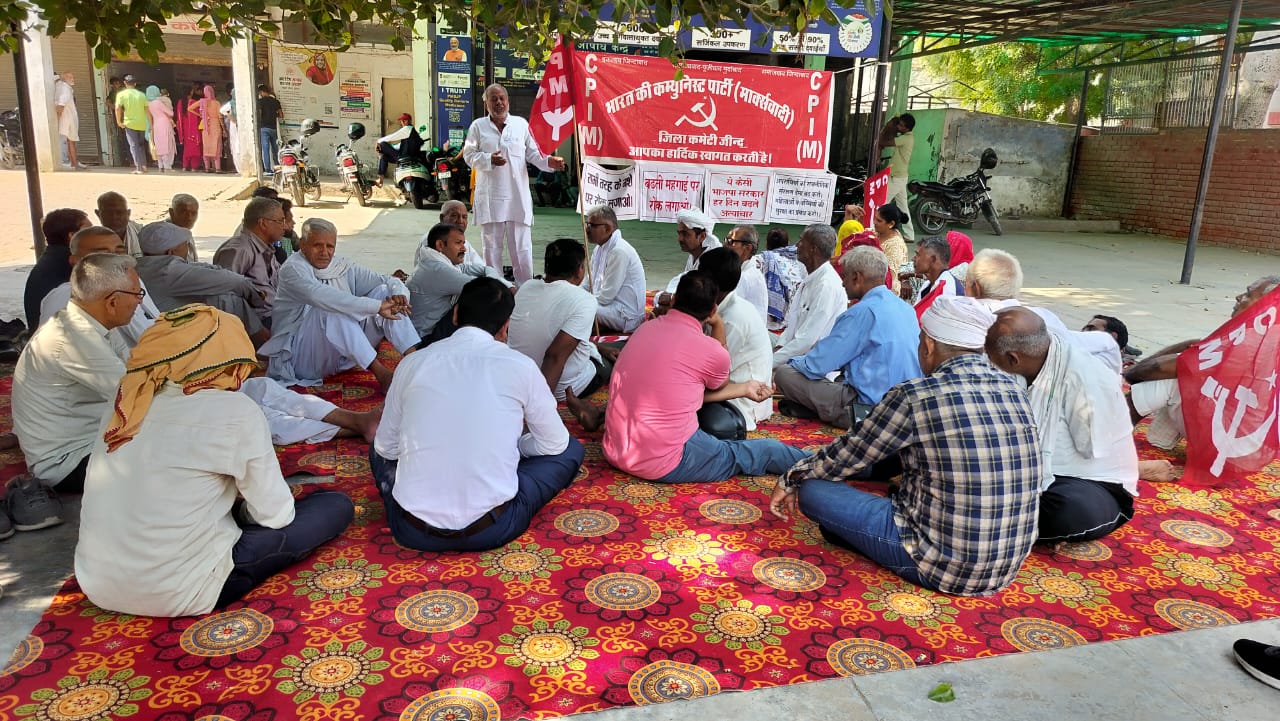 नागरिक अस्पताल में मांगों को लेकर धरना देते हुए। नागरिक अस्पताल में मांगों को लेकर धरना देते हुए।