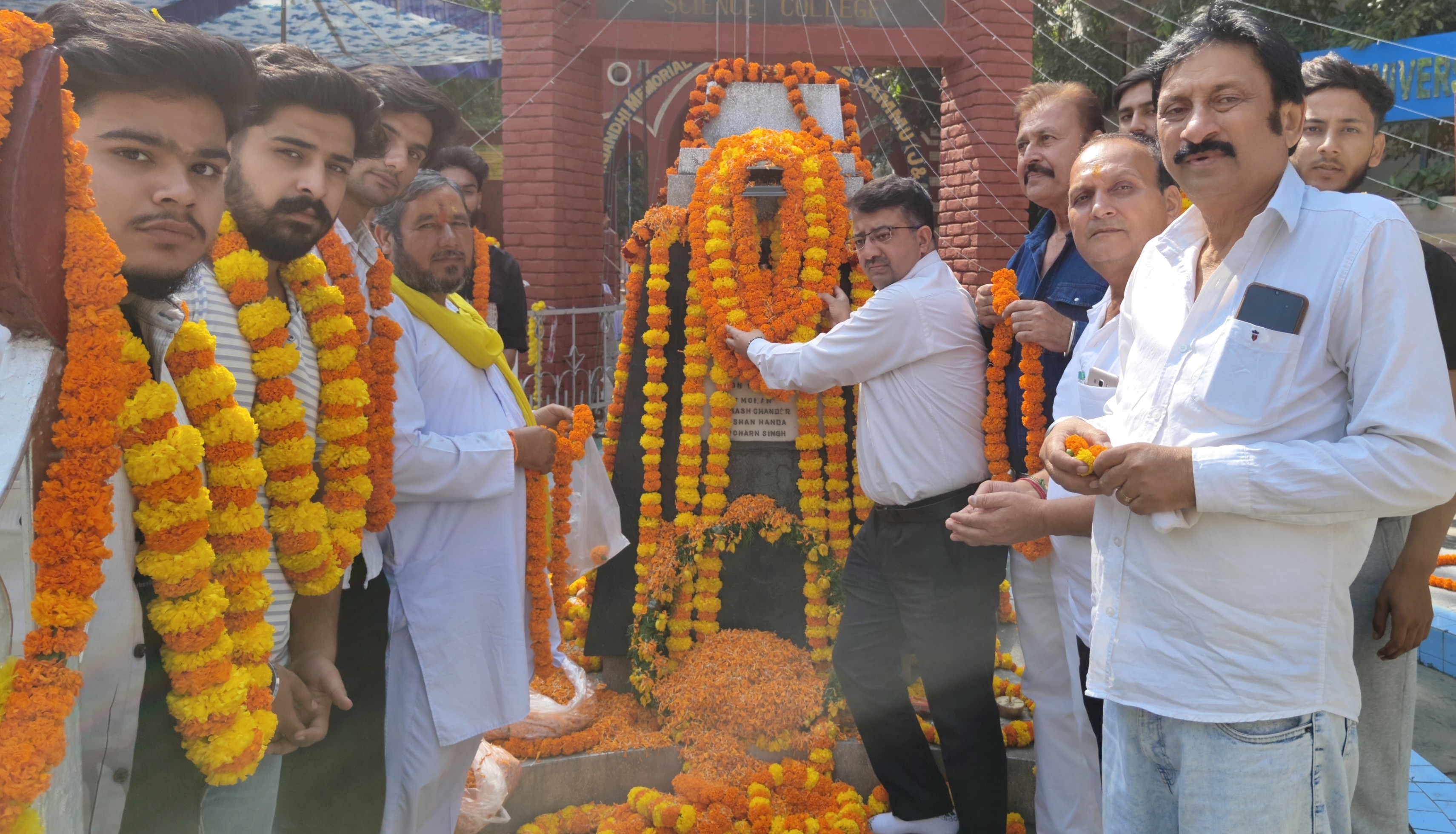 जम्मू में छात्र शहीदों को पैंथर्स पार्टी ने दी श्रद्धांजलि, विलक्षण सिंह बोले : जम्मू के अधिकार संघर्ष और बलिदान से हासिल हुए हैं जम्मू में छात्र शहीदों को पैंथर्स पार्टी ने दी श्रद्धांजलि, विलक्षण सिंह बोले : जम्मू के अधिकार संघर्ष और बलिदान से हासिल हुए हैं