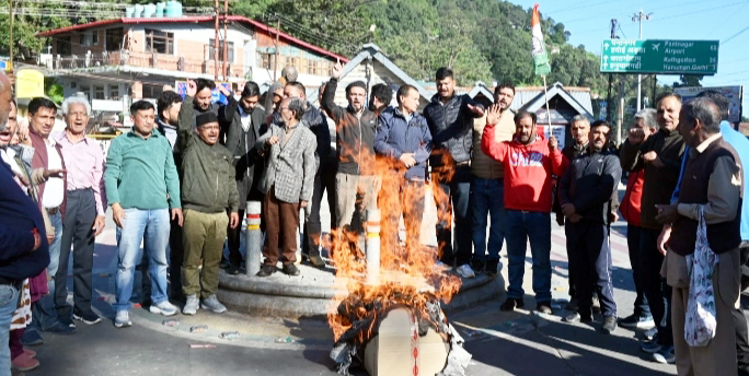 आरोपित भाजयुमो नेता का पुतला फूकते कांग्रेस कार्यकर्ता।