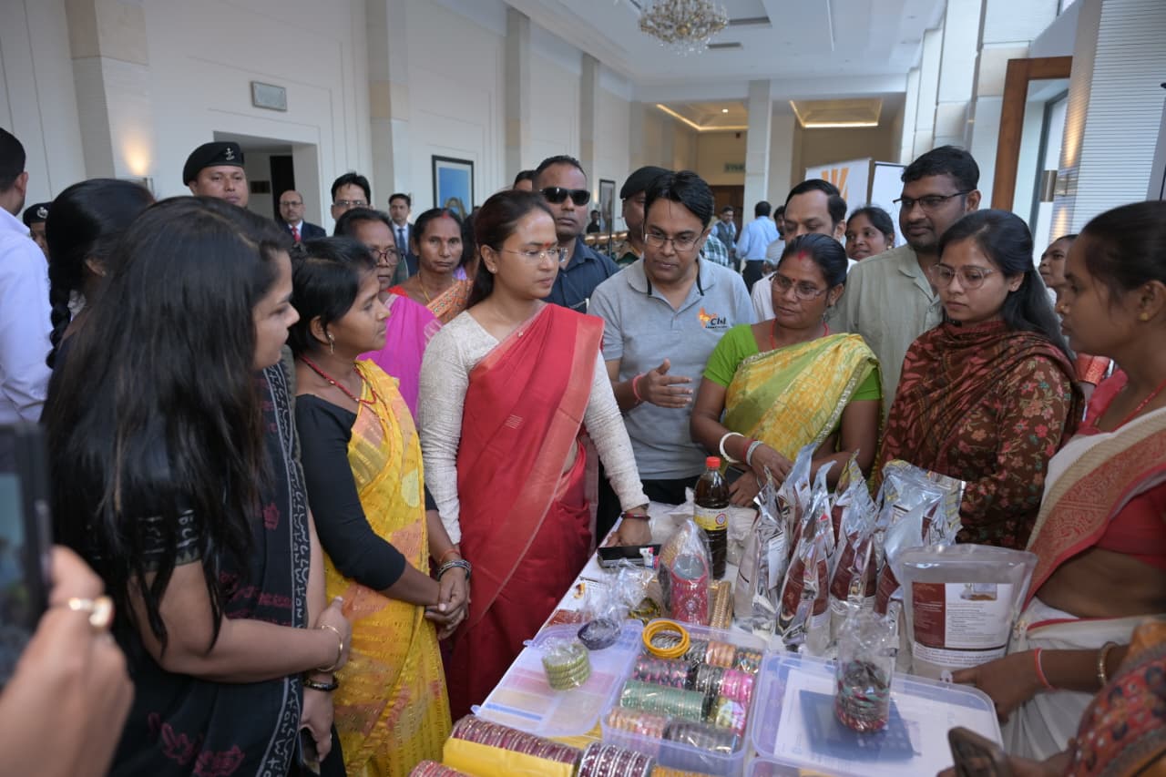 कार्यक्रम में मंत्री समेत अन्य कार्यक्रम में मंत्री समेत अन्य
