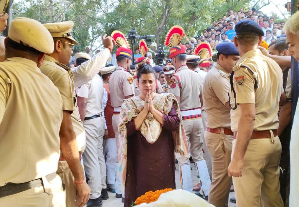 मृतक एएसआई को नमन करते हुए मंत्री श्रुति चौधरी। मृतक एएसआई को नमन करते हुए मंत्री श्रुति चौधरी।