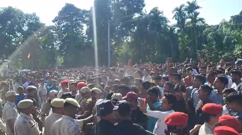 असमः बाक्सा जिला जेल के सामने बुधवार को विरोध प्रदर्शन करते जुबीन गर्ग के प्रशंसक असमः बाक्सा जिला जेल के सामने बुधवार को विरोध प्रदर्शन करते जुबीन गर्ग के प्रशंसक