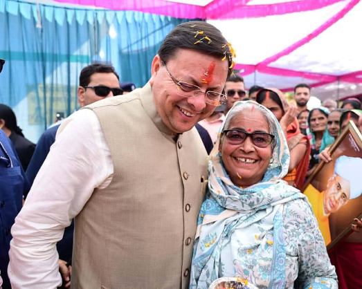 कार्यक्रम में वृद्ध महिला का आशीर्वाद लेते सीएम। कार्यक्रम में वृद्ध महिला का आशीर्वाद लेते सीएम।