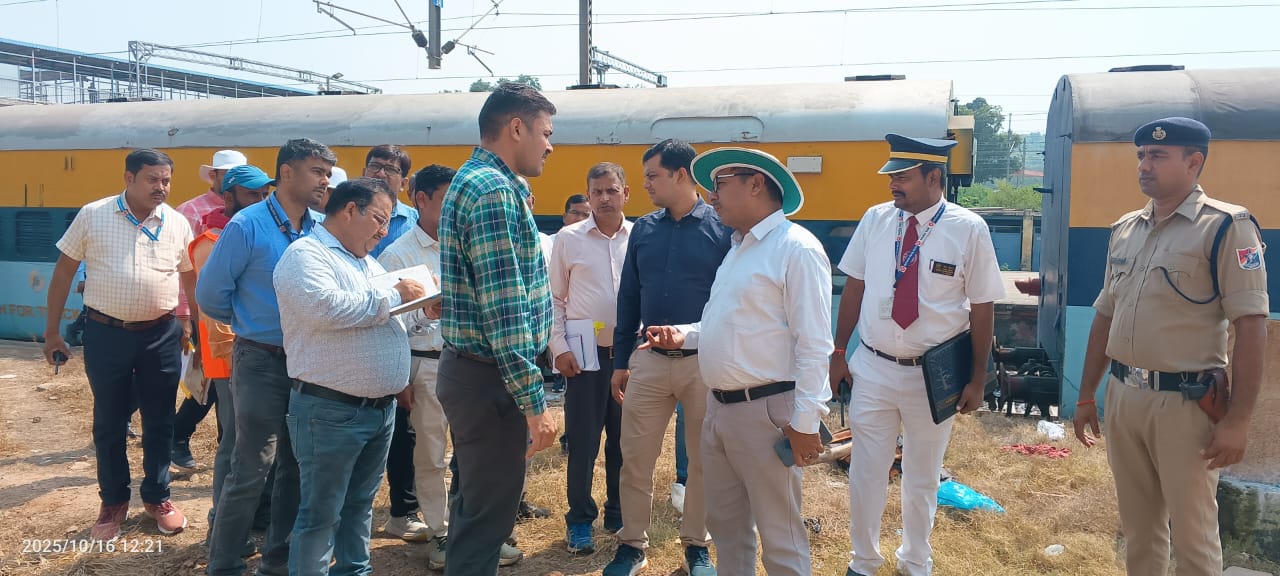 चुनार रेलवे स्टेशन का निरीक्षण करते प्रयागराज मंडल रेल प्रबंधक रजनीश अग्रवाल चुनार रेलवे स्टेशन का निरीक्षण करते प्रयागराज मंडल रेल प्रबंधक रजनीश अग्रवाल