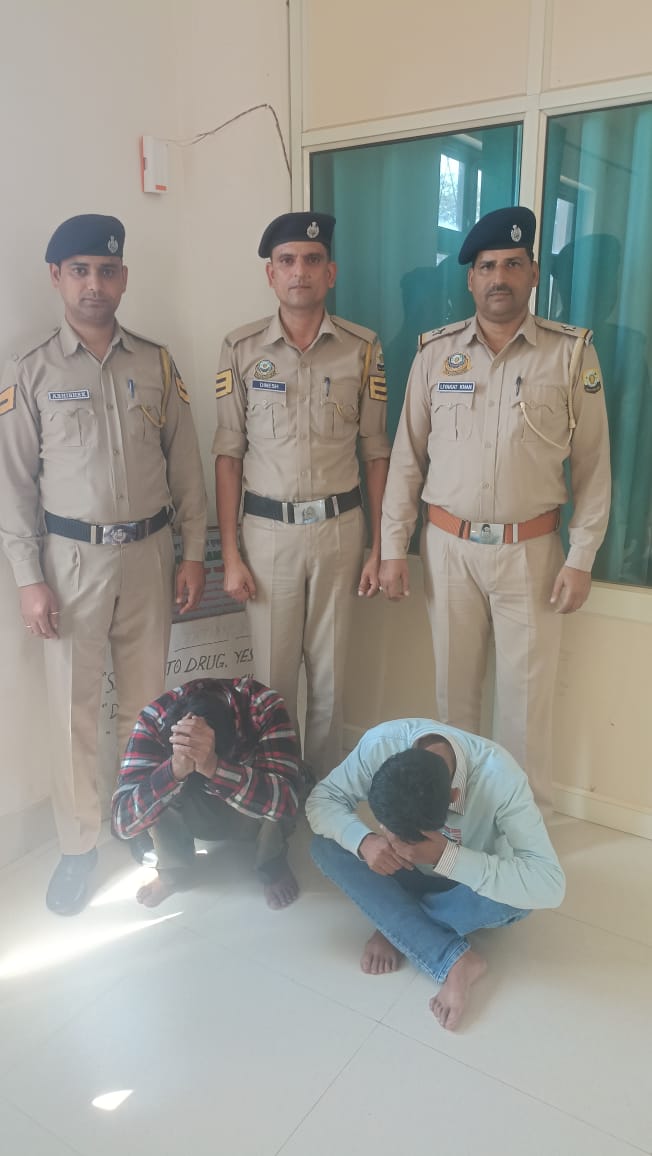 पकड़े गए आरोपी पुलिस टीम के साथ। पकड़े गए आरोपी पुलिस टीम के साथ।