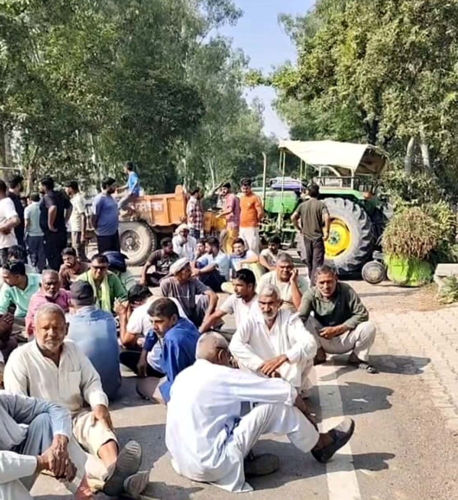 जाम लगाए ग्रामीण। जाम लगाए ग्रामीण।