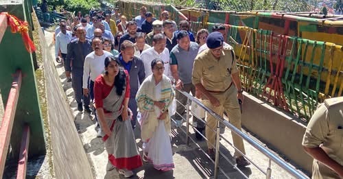 महाकाल मंदिर में पूजा करती जाती मुख्यमंत्री ममता बनर्जी महाकाल मंदिर में पूजा करती जाती मुख्यमंत्री ममता बनर्जी