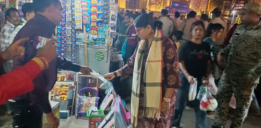 ग्वालियर कलेक्टर मार्केट में दीपावली का सामान खरीदते हुए