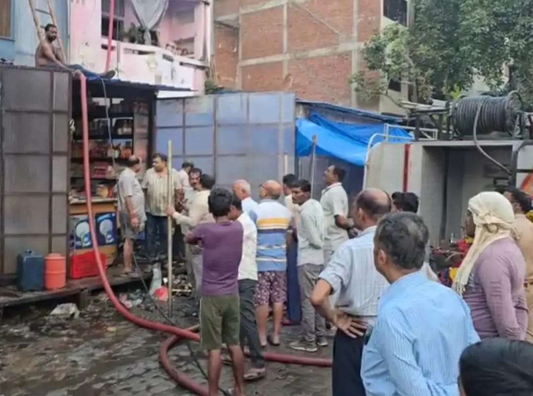 शार्ट सर्किट से मुख्य बाजार में लगी आग, करोड़ों का नुकसान शार्ट सर्किट से मुख्य बाजार में लगी आग, करोड़ों का नुकसान