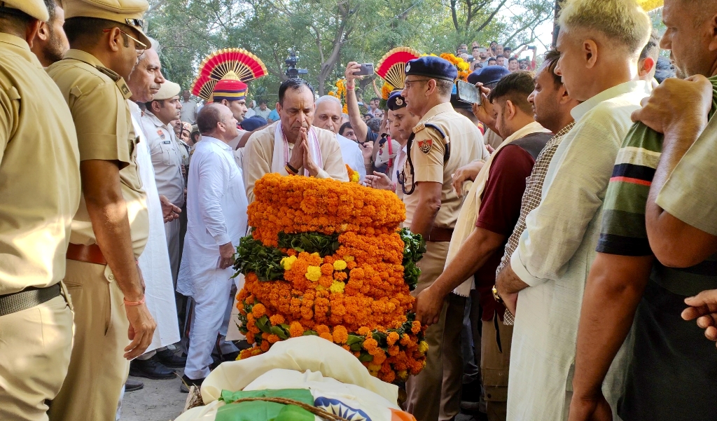 मृतक एएसआई संदीप को नमन करते हुए भाजपा प्रदेशाध्यक्ष मोहनलाल बडौली। मृतक एएसआई संदीप को नमन करते हुए भाजपा प्रदेशाध्यक्ष मोहनलाल बडौली।