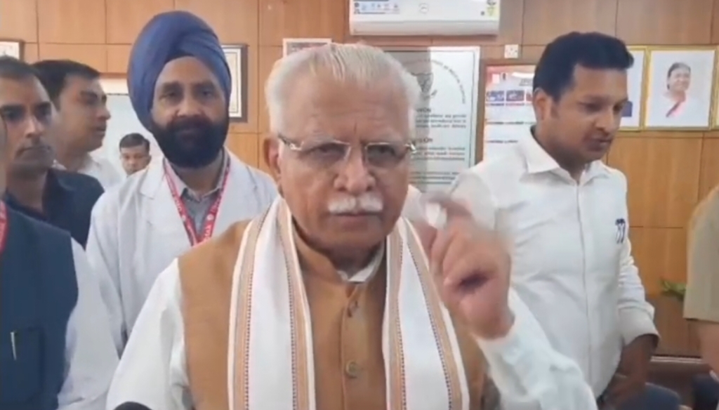 रोहतक में पत्रकारों से बातचीत करते पूर्व सीएम मनोहर लाल रोहतक में पत्रकारों से बातचीत करते पूर्व सीएम मनोहर लाल