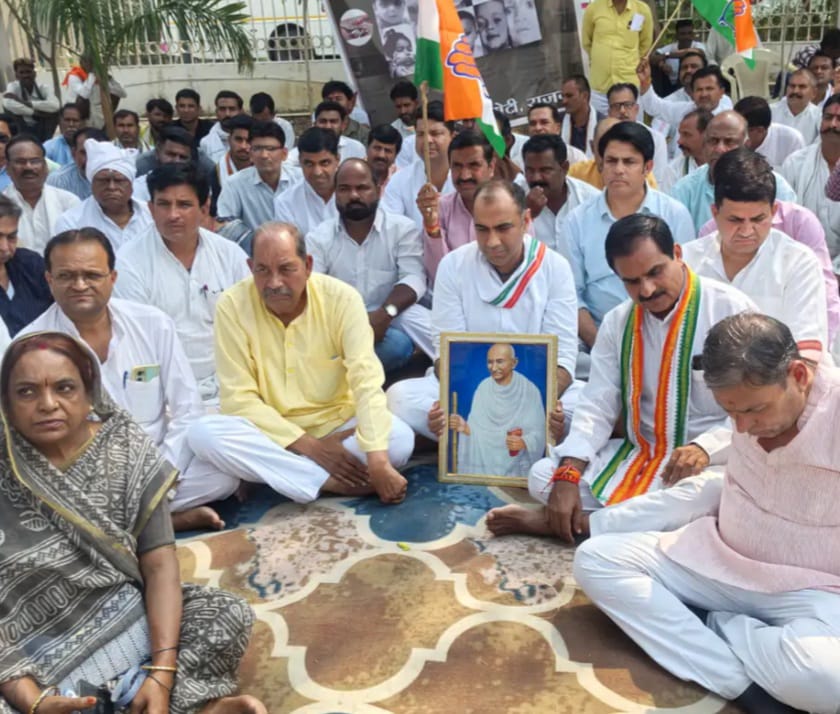 पर कांग्रेस ने किया मौन धरना प्रदर्शन
