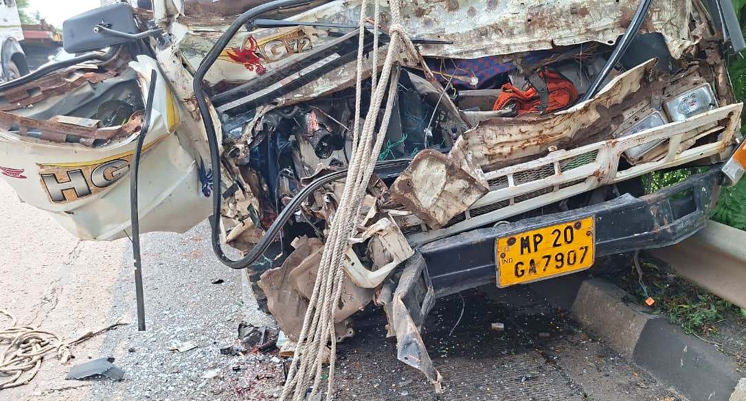 खड़े हाइवा में जा टकराया ट्रक, चालक की मौके पर मौत