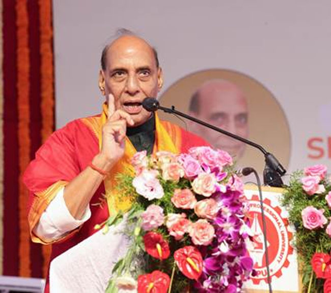 फोटो: पुणे में सिम्बायोसिस स्किल्स एंड प्रोफेशनल यूनिवर्सिटी के दीक्षांत समारोह को संबोधित करते हुए रक्षा मंत्री राजनाथ सिंह फोटो: पुणे में सिम्बायोसिस स्किल्स एंड प्रोफेशनल यूनिवर्सिटी के दीक्षांत समारोह को संबोधित करते हुए रक्षा मंत्री राजनाथ सिंह