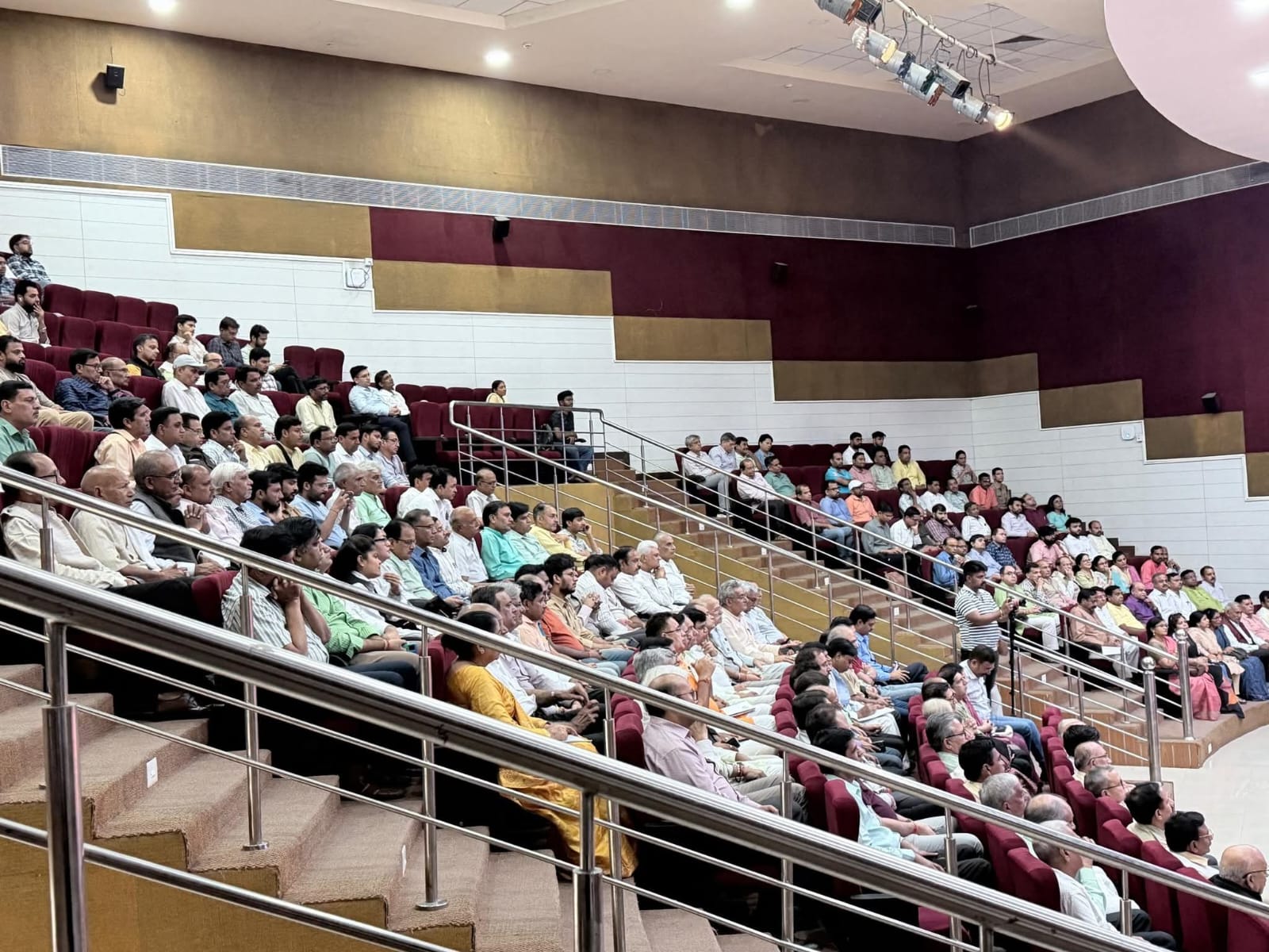 कार्यक्रम में सम्मिलित जन समुदाय कार्यक्रम में सम्मिलित जन समुदाय