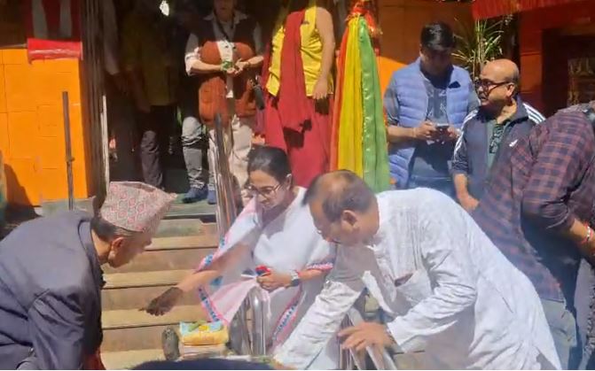 दार्जिलिंग के महाकाल मंदिर में पूजा-अर्चना करती मुख्यमंत्री ममता बनर्जी दार्जिलिंग के महाकाल मंदिर में पूजा-अर्चना करती मुख्यमंत्री ममता बनर्जी