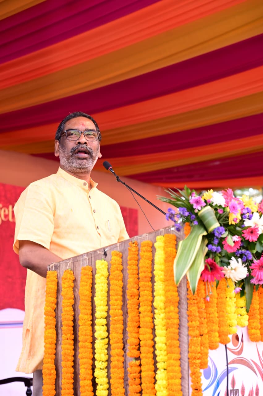 मुख्यमंत्री कार्यक्रम को संबोधित करते हुए मुख्यमंत्री कार्यक्रम को संबोधित करते हुए