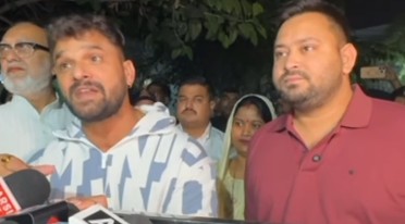 Bhojpuri superstar Khesari Lal Yadav and his wife accepted RJD membership Bhojpuri superstar Khesari Lal Yadav and his wife accepted RJD membership
