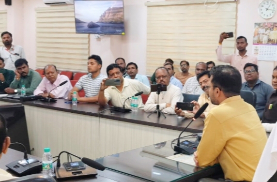 अशोकनगर: दीपावली उपलक्ष्य में कलेक्टर की पत्रकारगणों से सौजन्य भेंट,स्थानीय कारीगरों निर्मित सामग्री खरीदने अपील