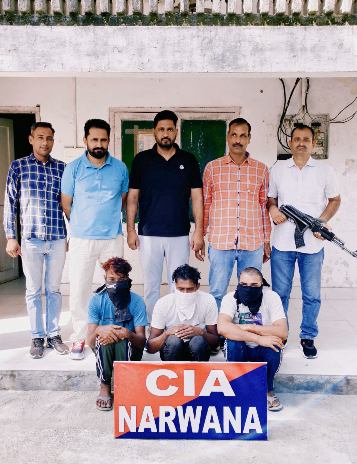 पुलिस गिरफ्त में आरोपित। पुलिस गिरफ्त में आरोपित।